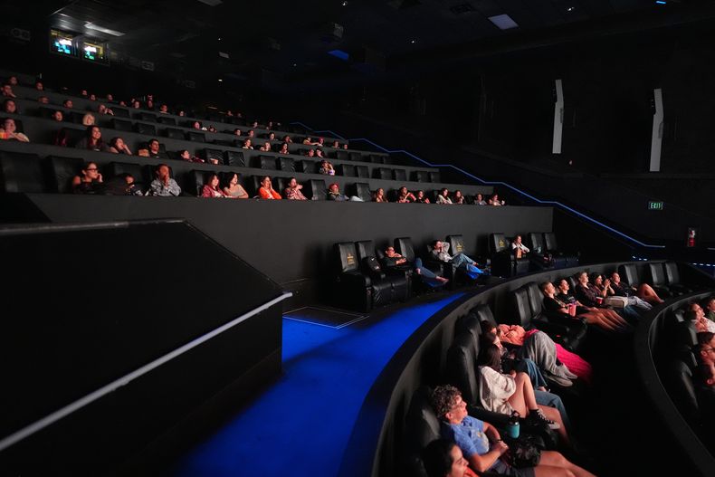 Fans de Taylor Swift presencian el estreno de una película relacionada con el lanzamiento de su nuevo álbum, The Life of a Showgirl, en un cine del sur de Miami, Florida, el viernes 3 de octubre de 2025. (Foto AP/Rebecca Blackwell)