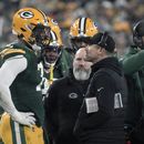 Quay Walker se disculpa por empujar a médico de los Lions