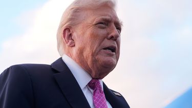 El presidente Donald Trump habla con periodistas tras su llegada en el Air Force One al Aeropuerto Internacional de Palm Beach, el viernes 17 de octubre de 2025, en West Palm Beach, Florida. (AP Foto/Mark Schiefelbein).