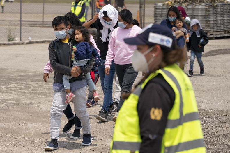 Migrantes guatemaltecos que fueron deportados desde Estados Unidos desembarcan en el Aeropuerto Internacional La Aurora en la Ciudad de Guatemala, el jueves 11 de mayo de 2023. Guatemala espera recibir varios vuelos de deportados de Estados Unidos el jueves mientras Estados Unidos se prepara para levantar las restricciones de asilo relacionadas con la pandemia. (Foto AP/Santiago Billy)