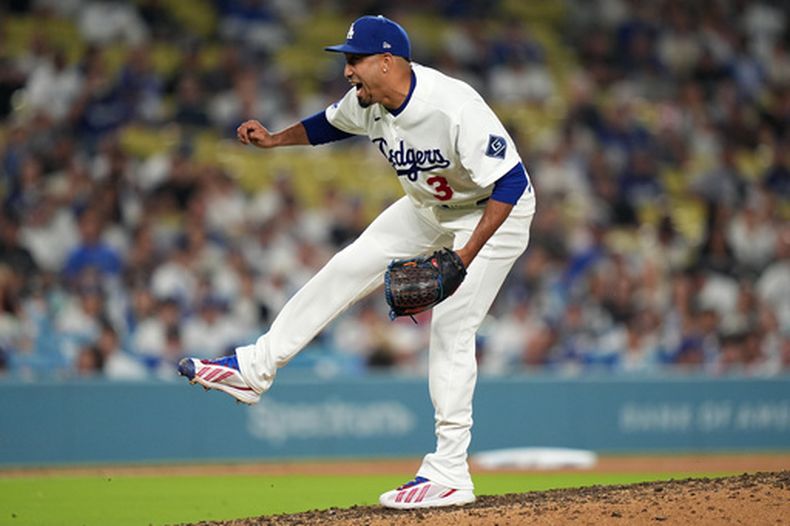 El boricua Edwin Díaz, de los Dodgers de Los Ángeles, festeja al conseguir su salvamento ante los Marineros de Seattle, el miércoles 29 de julio de 2026 (AP Foto/Scott Strazzante)