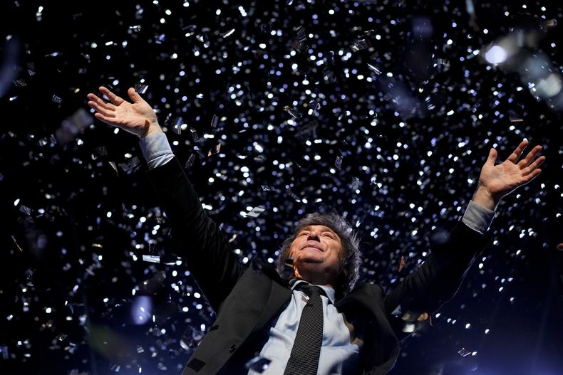 El candidato a la presidencia de la coalición La Libertad Avanza, Javier Milei, saluda a sus seguidores durante un mitin en Buenos Aires, Argentina, el miércoles 18 de octubre de 2023. (AP Foto/Natacha Pisarenko)
