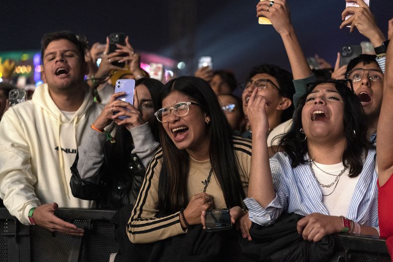 Fans cantan en el concierto del cantante español Rels B durante su concierto en el Coca-Cola Flow Fest en la Ciudad de México el domingo 24 de noviembre de 2024. (Foto AP/Félix Márquez)