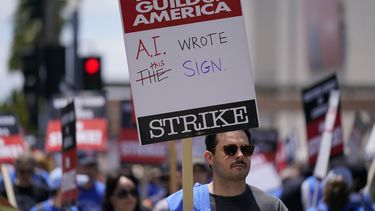 Miembros del Sindicato de Guionistas de Estados Unidos se manifestan frente a Fox Studios el martes 2 de mayo de 2023 en Los Ángeles. Una de las peticiones de los guionistas es revisar el uso de Inteligencia Artificial (IA) en la escritura de guiones. (Foto AP/Ashley Landis)