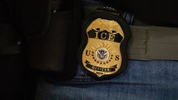 Una placa del Servicio de Inmigración y Control de Aduanas de Estados Unidos (ICE, por sus siglas) en Nueva York el 10 de junio del 2025. (AP foto/Yuki Iwamura)