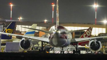 El vuelo AA292 de American Airlines que iba de Nueva York a Nueva Delhi, India, desviado y estacionado en el aeropuerto de Roma por cuestiones seguridad, el 23 de febrero de 2025. (AP Foto/Kirsty Wigglesworth)