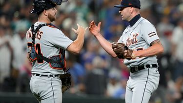 El catcher Jake Rogers, felicita al pitcher Alex Lange, de los Tigres de Detroit, quien logró el salvamento en el juego del viernes 14 de julio de 2023, ante los Marineros de Seattle (AP Foto/Lindsey Wasson)