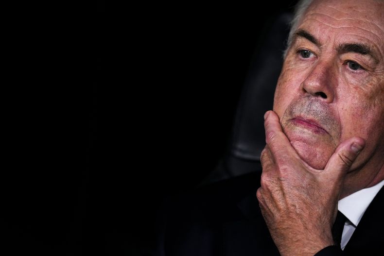 El italiano Carlo Ancelotti, técnico del Real Madrid, se sienta en el banquillo antes del encuentro de la Liga de Campeones ante Borussia Dortmund en el estadio Santiago Bernabéu, el martes 22 de octubre de 2024 (AP Foto/Manu Fernández)