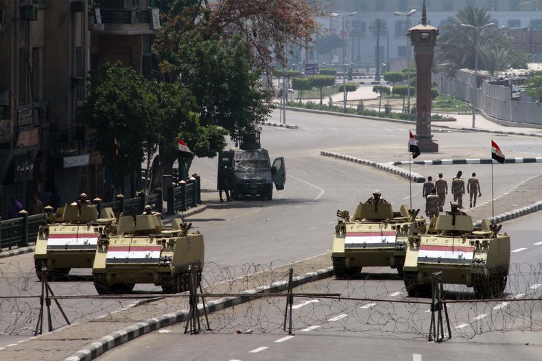 Soldados egipcios en veh&iacute;culos blindados toman posiciones en una de las entradas a la Plaza Tahrir, en El Cairo, Egipto, el viernes 25 de abril de 2014. (Foto AP/Sabry Khaled, peri&oacute;dico El Shorouk) EGYPT OUT