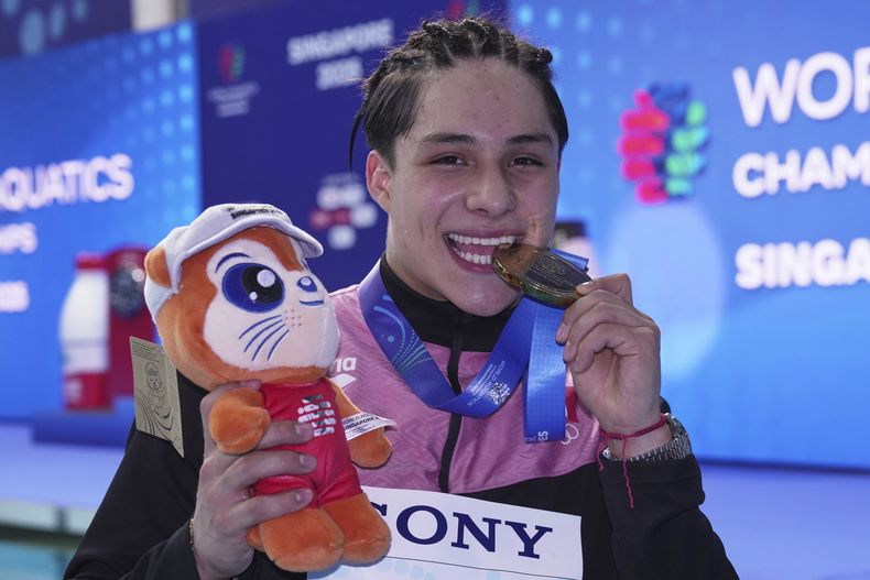 Osmar Olvera posa con su medalla de oro lograda en el trampolín de tres metros del Campeonato Mundial en Singapur el viernes 1 de agosto de 2025. (AP Foto/Ng Han Guan)