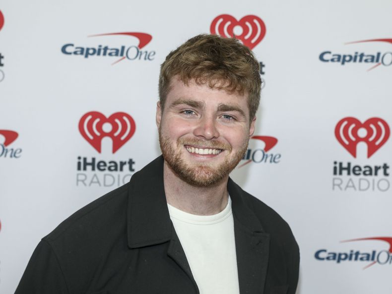 ARCHIVO - El cantautor Alex Warren llega al iHeartRadio Jingle Ball de Z100 en Nueva York el 13 de diciembre de 2024. (Foto Andy Kropa/Invision/AP, archivo)