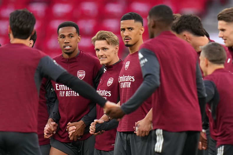 Los jugadores de Arsenal al final de un entrenamiento previo a la final de la Liga de Campeones contra Paris Saint-Germain, el viernes 29 de mayo de 2026, en Budapest. (AP Foto/Andreea Alexandru)