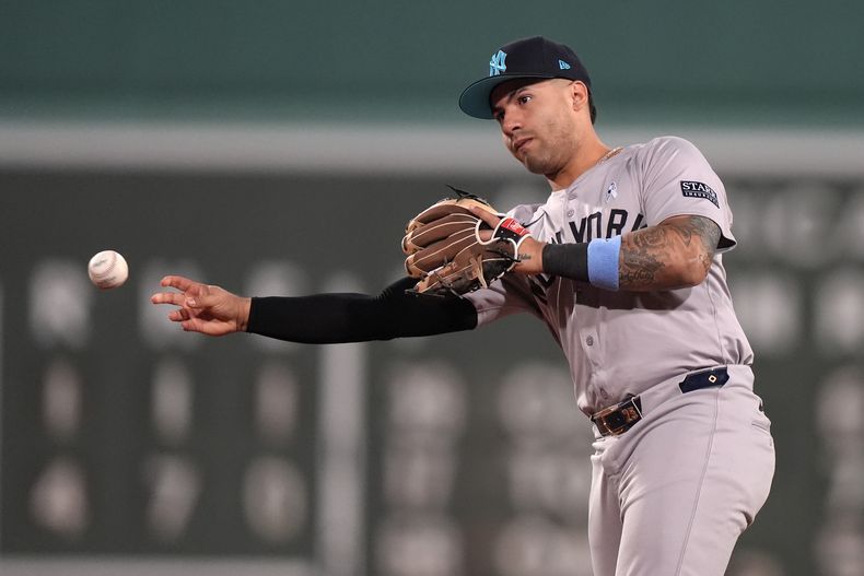 Gleyber Torres, segunda base de los Yankees de Nueva York, lanza a primera para retirar a los Medias Rojas de Boston, Masataka Yoshida, en la quinta entrada del juego de béisbol del domingo 16 de junio de 2024, en Boston. (AP Foto/Steven Senne)