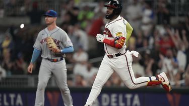 El dominicano Marcell Ozuna, de los Bravos de Atlanta, avanza tras conectar un doble en el juego del martes 6 de junio de 2023, ante los Mets de Nueva York (AP Foto/John Bazemore)