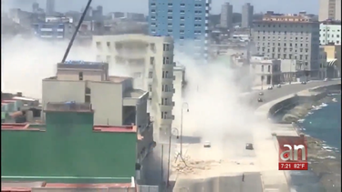 las impactantes imagenes del derrumbe de dos edificios frente al malecon de la habana