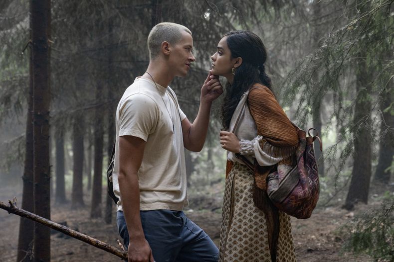 En esta imagen proporcionada por Lionsgate, Tom Blyth, izquierda, y Rachel Zegler en una escena de The Hunger Games: The Ballad of Songbirds and Snakes. (Lionsgate vía AP)