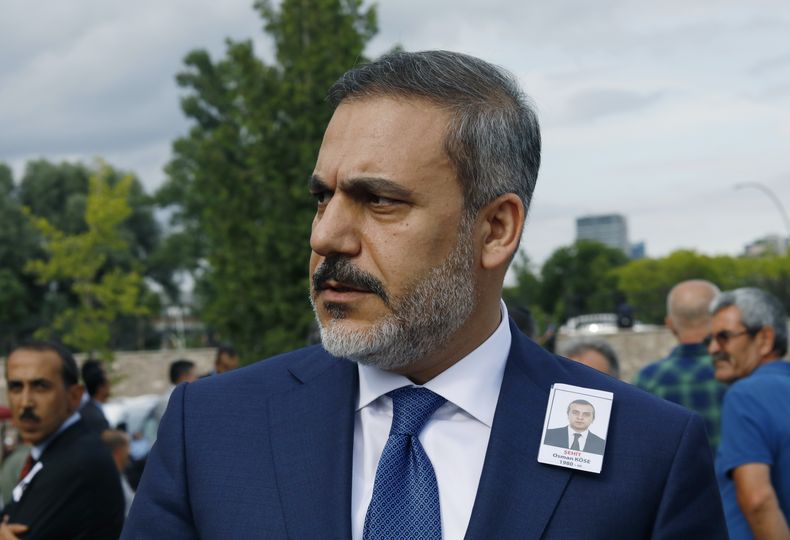 ARCHIVO - El canciller turco Hakan Fidan asiste a un funeral el 19 de julio de 2019, en Ankara, Turquía. (AP Foto/Burhan Ozbilici, archivo)