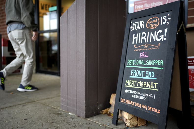 ARCHIVO – Un cartel de contrataciones en una tienda de comestibles en Glenview, Illinois, el lunes 25 de noviembre de 2024. (AP Foto/Nam Y. Huh, Archivo)