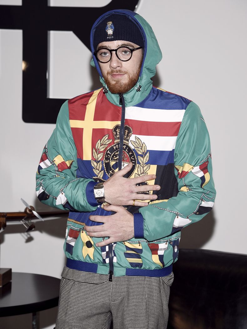 ARCHIVO - Angus Cloud en el desfile otoño/invierno de Ralph Lauren 2022 el 22 de marzo de 2022, en Nueva York. Cloud, el actor que interpretó al vendedor de drogas Fezco Fez ONeill en la serie Euphoria de HBO ha fallecido. Tenía 25 años. La publicista de Cloud, Cait Bailey, dijo que Cloud murió el lunes en la casa de su familia en Oakland, California. No se informó la causa de muerte. (Foto Evan Agostini/Invision/AP, archivo)