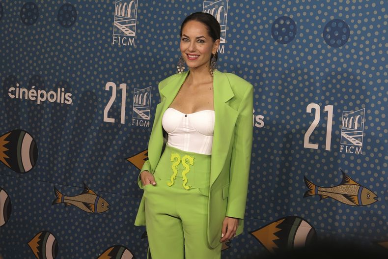 La actriz mexico-uruguaya Barbara Mori posa en la alfombra roja de la película Perdidos en la noche en el Festival Internacional de Cine de Morelia en Morelia, México, el domingo 22 de octubre de 2023. (Foto AP /Berenice Bautista)