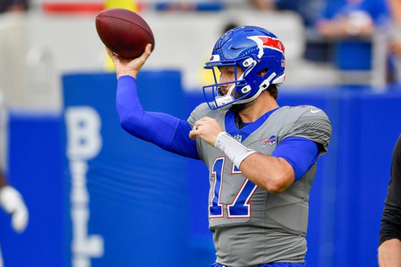 El quarterback de los Bills de Buffalo, Josh Allen, se prepara para lanzar durante la práctica en el campamento de entrenamiento de fútbol americano del equipo, el sábado 8 de agosto de 2026, en Orchard Park, Nueva York. (Foto AP/Adrian Kraus)