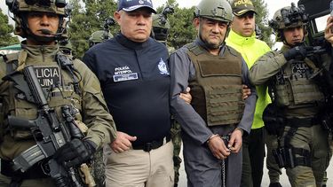 La policía escolta a Dairo Antonio Úsuga (al frente segundo de la derecha), líder del Clan del Golfo, para extraditarlo a Estados Unidos, en un aeropuerto militar en Bogotá. Foto provista por la Oficina de Prensa de la Presidencia de Colombia el 4 de mayo de 2022. (Oficina de Prensa de la Presidencia de Colombia vía AP)
