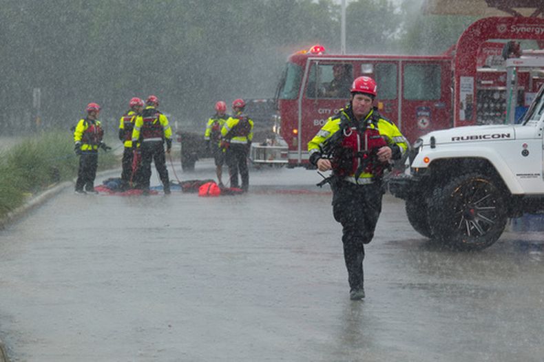 Efectivos del Departamento de Bomberos de Boerne se preparan para realizar un rescate acuático, el 15 de julio de 2026, en Boerne, Texas. (AP Foto/Darren Abate)