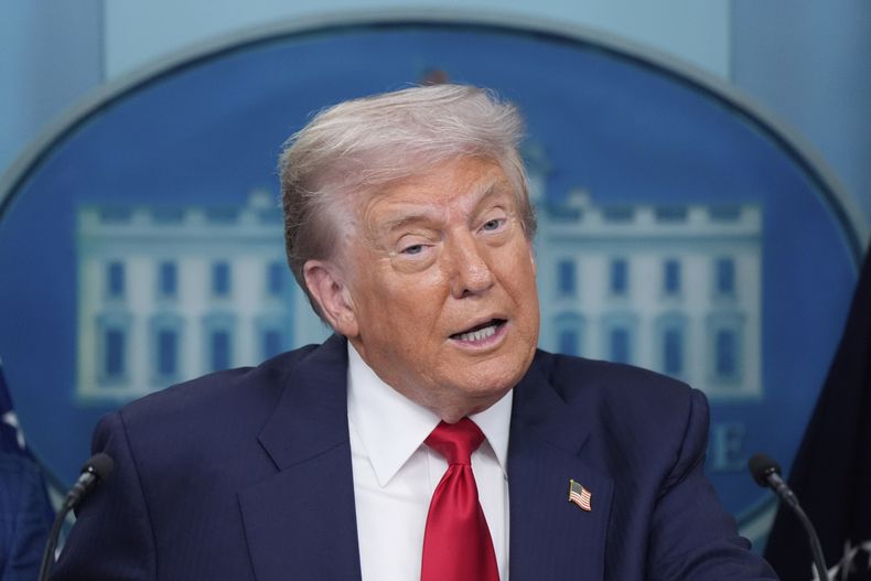 El presidente Donald Trump habla con reporteros en la sala de prensa James Brady de la Casa Blanca, el lunes 11 de agosto de 2025, en Washington. (AP Foto/Alex Brandon)
