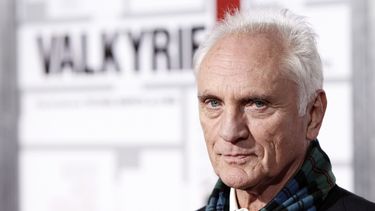 ARCHIVO - Terence Stamp, miembro del elenco, llega al estreno de Valkyrie en Los Ángeles el 18 de diciembre de 2008. (AP Foto/Matt Sayles, archivo)