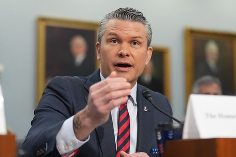 El secretario de Defensa, Pete Hegseth, comparece ante la subcomisión de Asignaciones Presupuestarias de la Cámara de Representantes para una audiencia presupuestaria del Departamento de Defensa, el martes 12 de mayo de 2026, en Washington. (AP Foto/Alex Brandon)