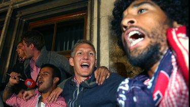 americateve | En imagen del 10 de mayo de 2014 se aprecia a los jugadores del Bayern Munich (de izquierda a derecha) Thiago Alc&aacute;ntara, Bastian Schweinsteiger y Dante celebrar en el palacio del ayuntamiento de Munich, Alemania, tras ganar el campeonato de la liga