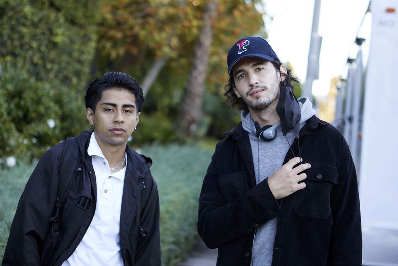 En esta imagen proporcionada por Beacon Pictures 2022 el actor Ezekiel Pacheco, izquierda, y el director Augustus Meleo Bernstein en el set de At the Gates. (Beacon Pictures 2022 vía AP)