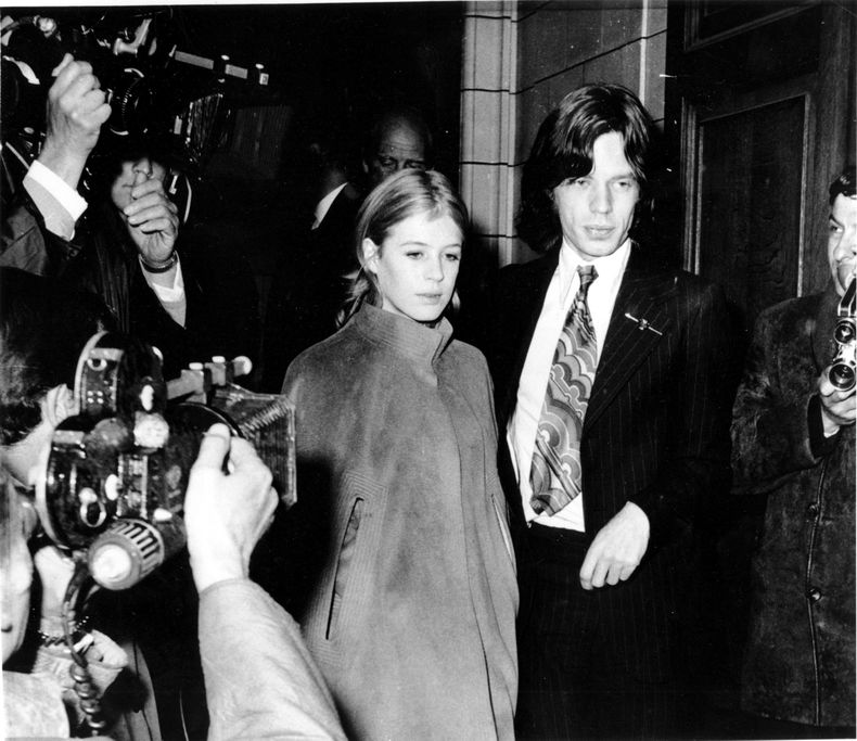 ARCHIVO - Mick Jagger, cantante de The Rolling Stones, y la cantante Marianne Faithfull comparecen en el tribunal de Marlborough St. por posesión de marihuana, en Londres, Inglaterra, el 23 de junio de 1969. (Foto AP/Eddie Worth, archivo)