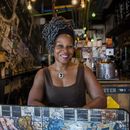 Majora Carter, propietaria de Boogie Down Grind, posa para un retrato en el Bronx de Nueva York el lunes 24 de julio de 2023, en Nueva York. El hip hop nació en el Bronx, de entre las cenizas de un distrito en llamas con pobreza, decadencia urbana y violencia de pandillas. 50 años después, hay orgullo, pero persisten los problemas. (Foto AP/Brittainy Newman)
