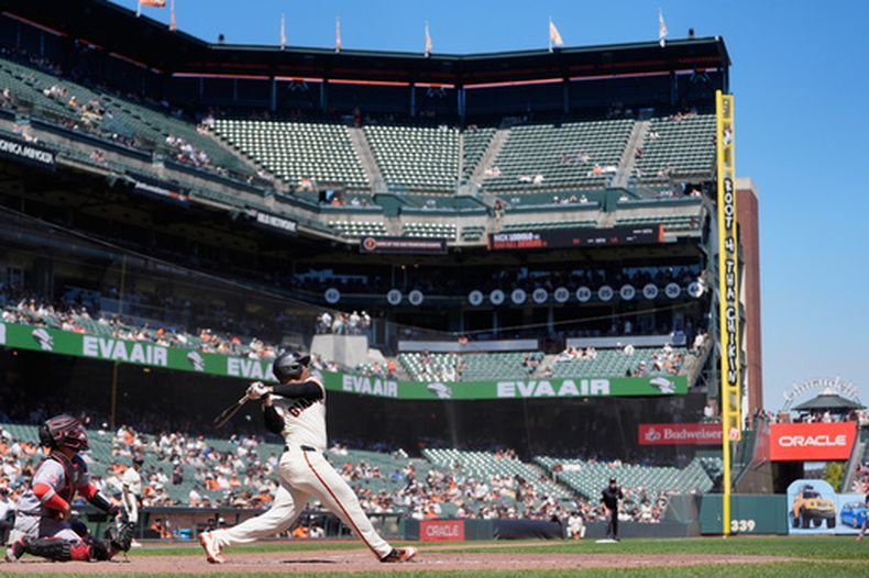 El jugador de los Gigantes de San Francisco, Rafael Devers (segundo a la izquierda), observa su jonrón de dos carreras junto al receptor de los Rojos de Cincinnati, José Treviño (izquierda), durante la quinta entrada de un partido de béisbol, el miércoles 26 de agosto de 2026, en San Francisco. (Foto AP/Jeff Chiu)