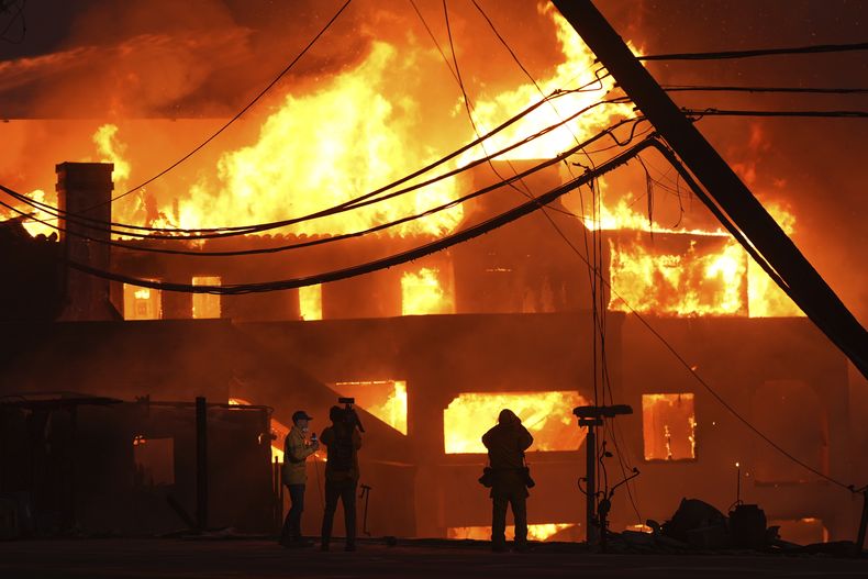 Casas frente a la playa destruidas por el incendio Palisades el miércoles 8 de enero de 2025 en Malibú, California. (Foto AP/Mark J. Terrill)