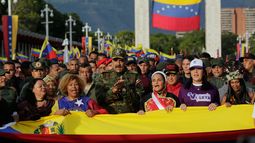 El presidente venezolano, Nicolás Maduro, participa en una marcha cívico-militar organizada por el gobierno en Caracas, Venezuela, el martes 25 de noviembre de 2025. (Foto AP/Cristian Hernández)