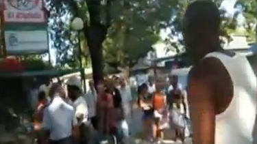 americateve | Un hombre en Ciudad de La Habana le grita a policías del régimen pidiendo libertad para la isla