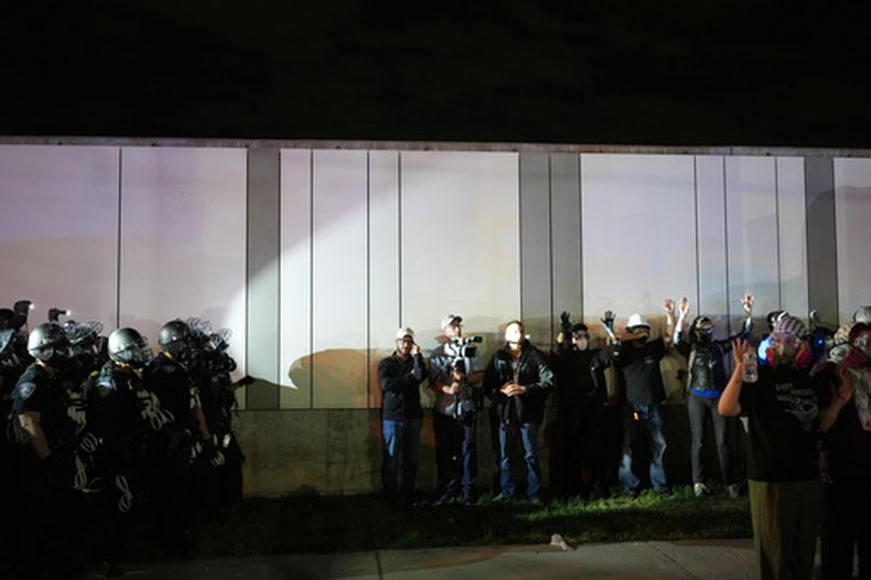 ARCHIVO - Agentes policiales rodean a manifestantes frente al centro de detención Delaney Hall, el domingo 31 de mayo de 2026, en Newark, Nueva Jersey. (AP Foto/Adam Gray, archivo)