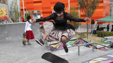 Jóvenes bolivianas promueven el patinaje vestidas de cholas