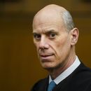 El juez federal de distrito James Boasberg, magistrado presidente de la corte federal para el Distrito de Columbia, posa para una fotografía en el Tribunal Federal E. Barrett Prettyman, el 16 de marzo de 2023, en Washington. (Carolyn Van Houten/The Washington Post vía AP, Archivo)