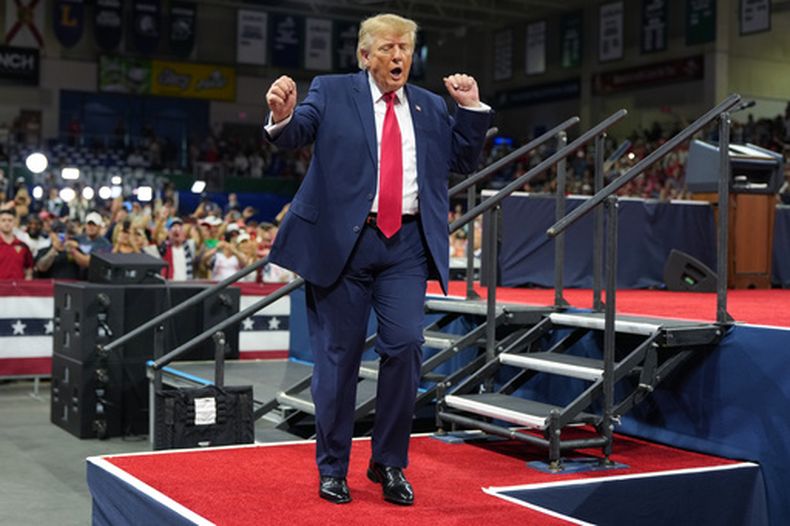 El presidente de EEUU Donald Trump baila en un mitin de campaña en el Alico Arena, en el campus de la Universidad de la Costa del Golfo de Florida, el viernes 23 de octubre de 2026, en Fort Myers, Florida. (AP Foto/Mark Schiefelbein)