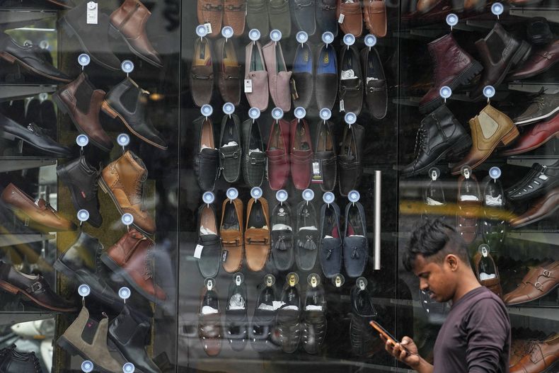 Calzado de cuero expuesto en una tienda de artículos de cuero en Mumbai, India, el jueves 7 de agosto de 2025. (AP Foto/Rajanish Kakade)
