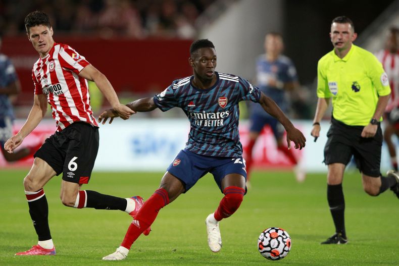ARCHIVO - El delantero Folarin Balogun (centro) de Arsenal avanza con el balón durante el partido contra Brentford en la Liga Premier inglesa, el 13 de agosto de 2021. Balogun ha decido representar a Estados Unidos. (AP Foto/Ian Walton)