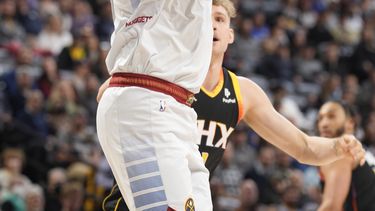 Jokic y Nuggets aplastan a Suns 126-97 e hilan 12do triunfo