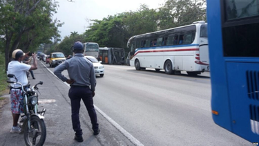 omnibus de la ruta p-15 se quiebra y crea embotellamiento en la via blanca