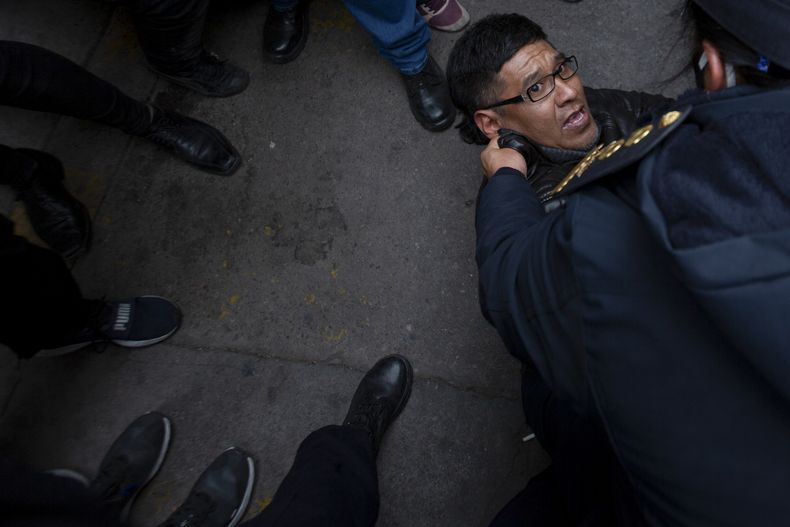 La policía detiene a un manifestante en San Salvador de Jujuy, Argentina, el martes 20 de junio de 2023. Las movilizaciones detonaron en la provincia de Jujuy en reacción a una reforma de la constitución provincial reciente criticada por sus restricciones a la protesta social. (AP Foto/Javier Corbalán)