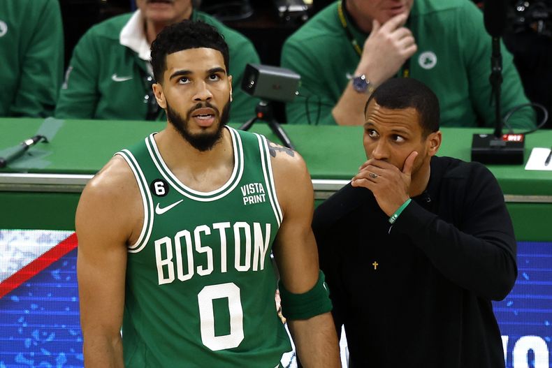 Joe Mazzulla, entrenador de los Celtics de Boston, habla con el alero Jayson Tatum durante el quinto partido de la final de la Conferencia Este, ante el Heat de Miami, el jueves 25 de mayo de 2023 (AP Foto/Michael Dwyer)
