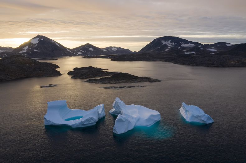 Unos incebergs cerca de Kulusuk, Groenlandia, el 16 de agosto del 2019. (Foto AP/Felipe Dana)