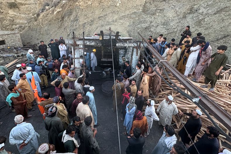Un grupo de personas se reúne mientras rescatistas tratan de salvar a mineros atrapados tras la explosión de una mina en las afueras de Quetta en Pakistán, el 30 de julio del 2026. (AP foto/Fazal Tawab)